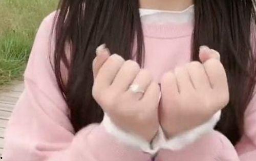 网红吃瓜被骂视频,网友热议道德底线