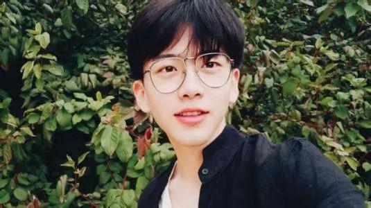 抖音网红刘雅萌吃瓜图片,瓜界新宠儿风采尽显  第1张